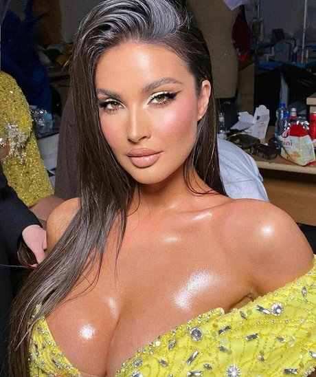 Oriola Marashi modelo erótico imágenes