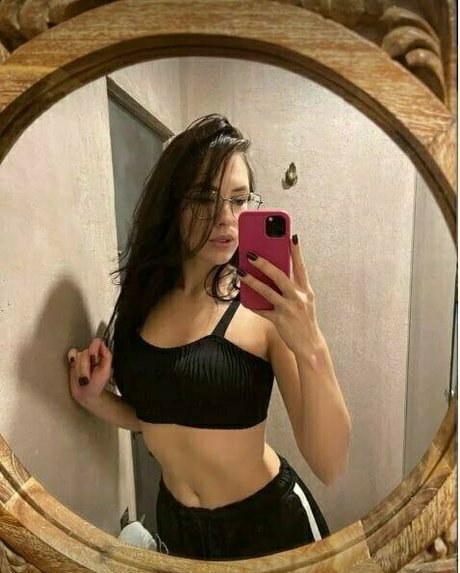 elara moonq estrella desnuda imágenes