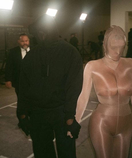 Bianca Censori modelo imagen