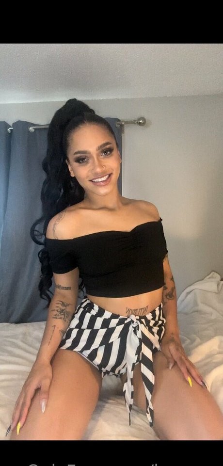 be rave modelo atractivo foto