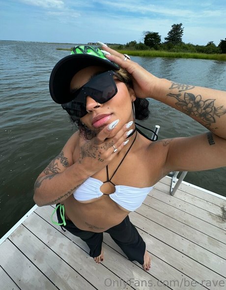 be rave modelo desnudos galerías