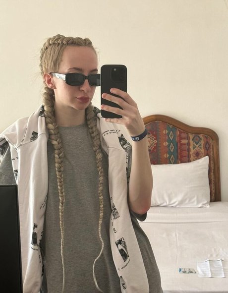 Holy Harlot actriz desnuda imágenes