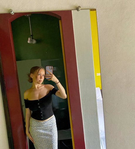 Emily Kyte modelo caliente galerías