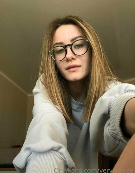 veryniceice modelo desnudo galería