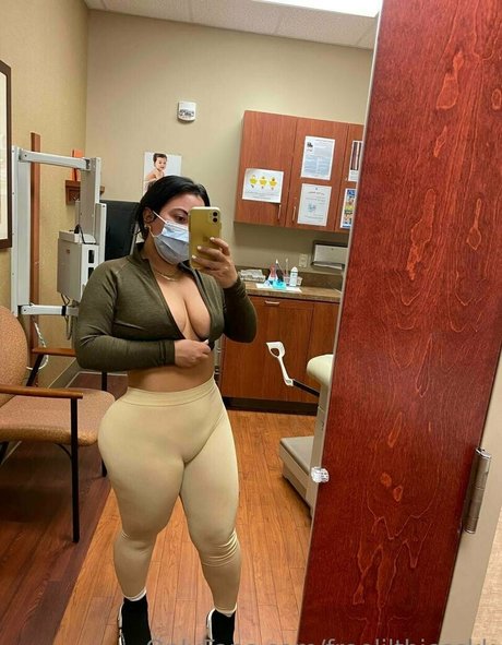 freelilthiccckk estrella porno atractiva foto