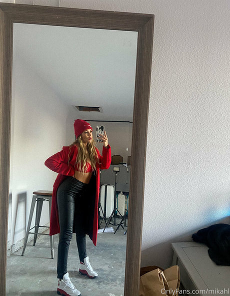 mikahl estrella desnuda imagen