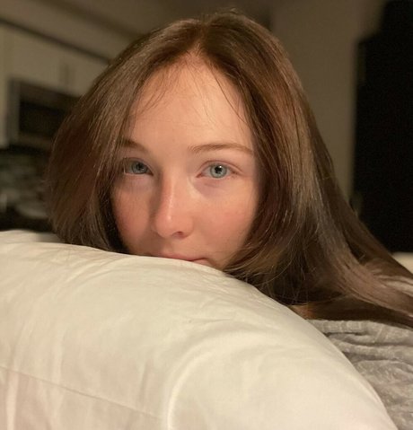 Molly Quinn estrella desnuda fotos
