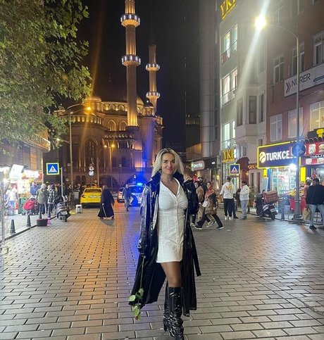 Oksana Mishyna arte modelo galería