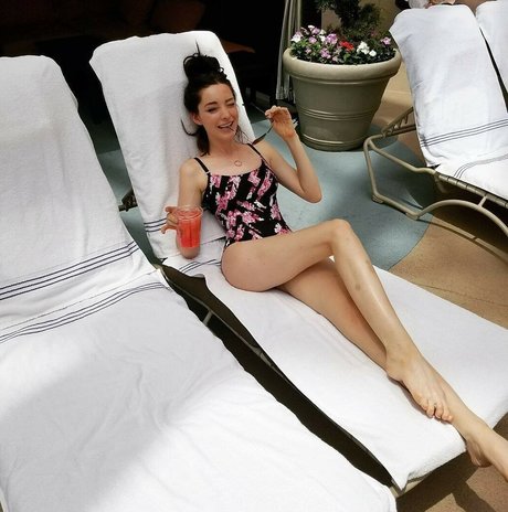 Emma Dumont actriz exclusiva imágenes