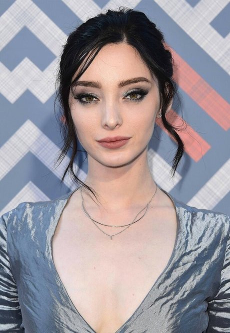 Emma Dumont estrella porno bonita imagen