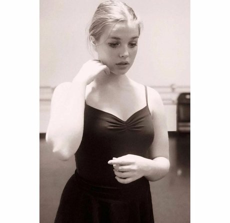 Teagan Croft actriz atractiva imágenes