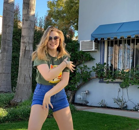 Teagan Croft modelo hd imágenes