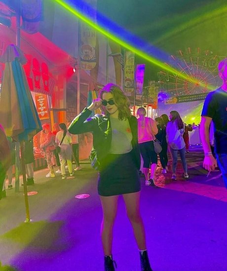 Teagan Croft modelo hd fotos