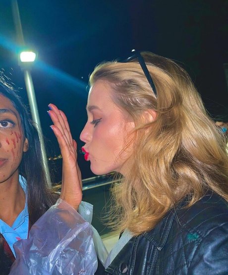 Teagan Croft modelo sexy galería