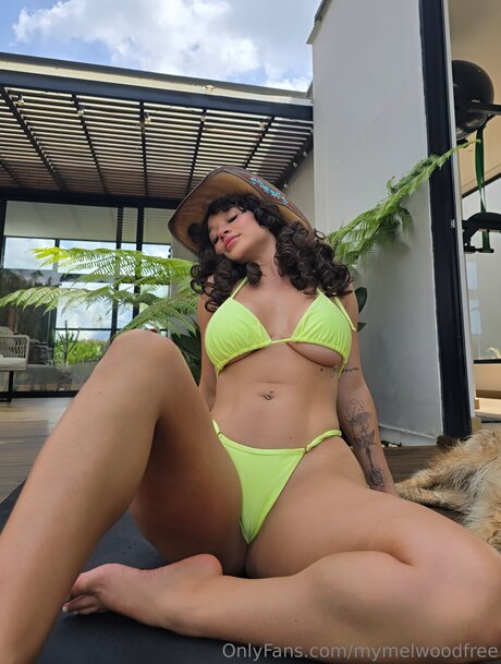 mymelwoodfree modelo hermosa archivo