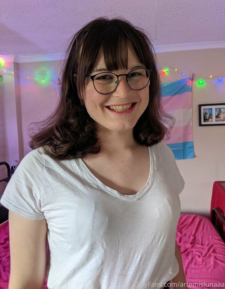 artemislunaaa actriz erótica fotos