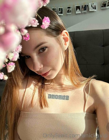 anickavip actriz desnuda galerías