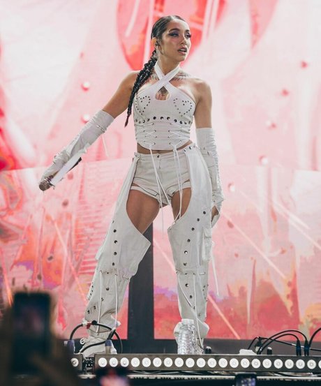 Maria Becerra estrella bonita galerías