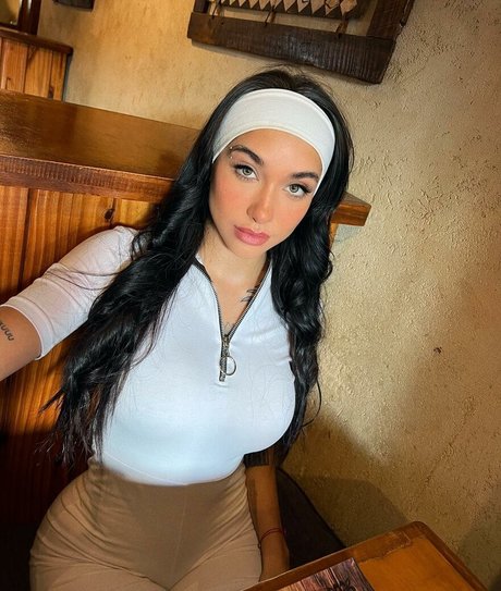 Maria Becerra estrella porno atractiva foto