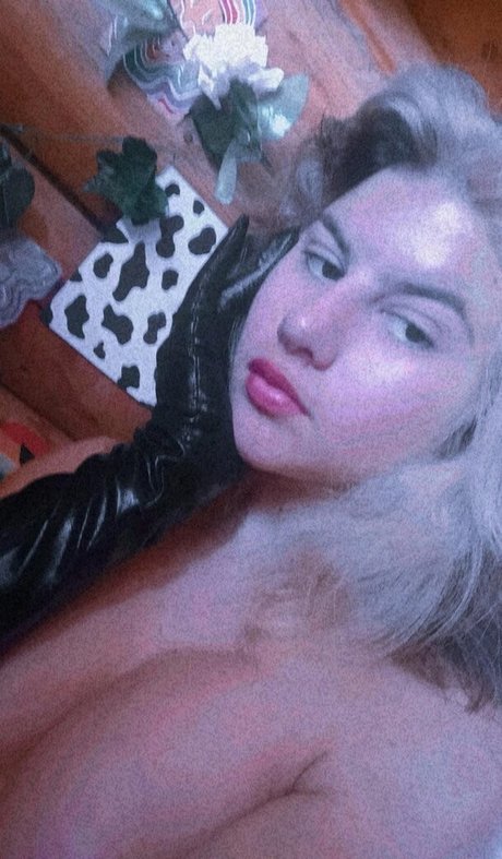 StrangeRabbit estrella porno desnuda imágenes