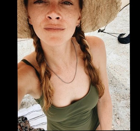 Emily Wickersham actriz caliente imágenes