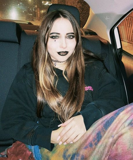 Esther Povitsky estrella exclusiva foto