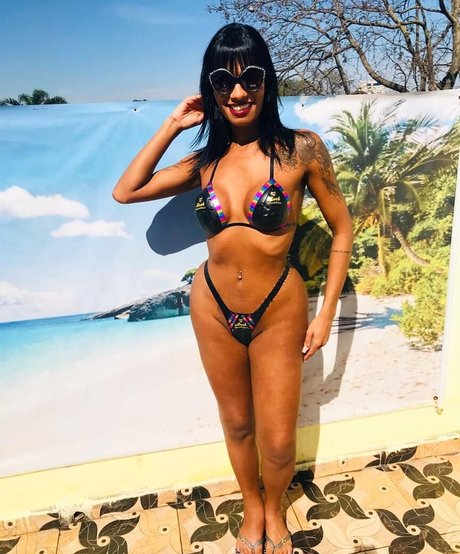 Carine Kishi estrella sexy archivo