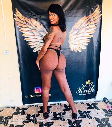 Carine Kishi actriz desnuda foto