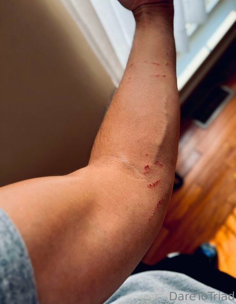 daretotriad modelo desnuda foto