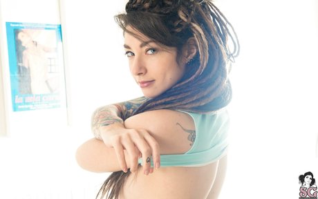 Alerose modelo desnudo fotos