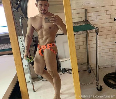 runssm estrella desnuda imágenes