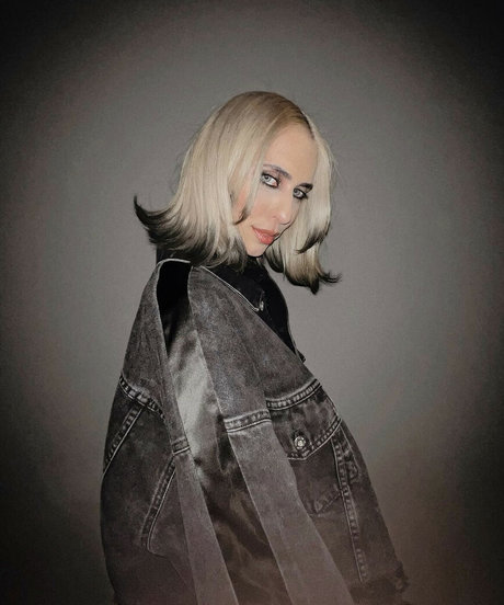 Hila Klein modelo superior galerías