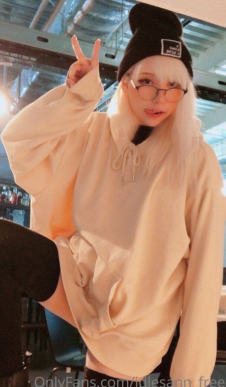 idlesann free estrella porno desnuda galería