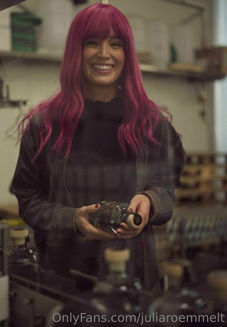 Juliaroemmelt modelo de alta definición imagen