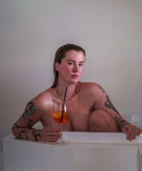 Ireland Baldwin buen modelo archivo