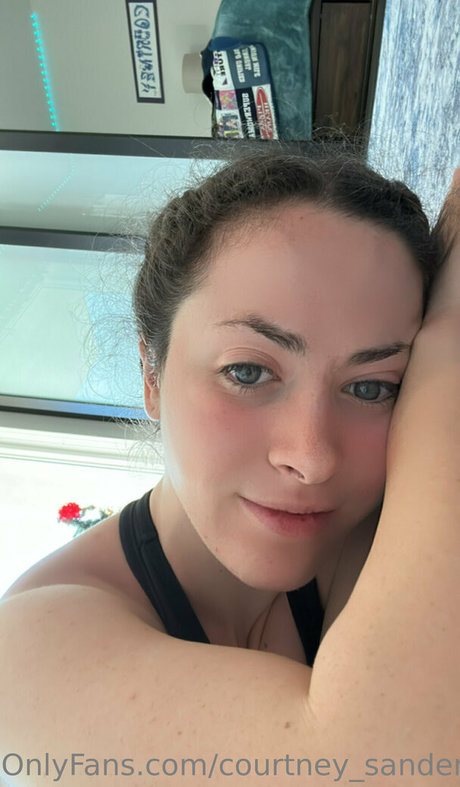 Courtney Sanderson modelo desnudo foto