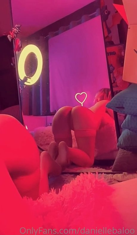 Danielle Baloo estrella porno desnuda galería