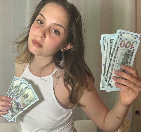 Mica Tenenbaum modelo libre galería