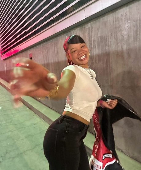 Storm Reid modelo de alta calidad foto