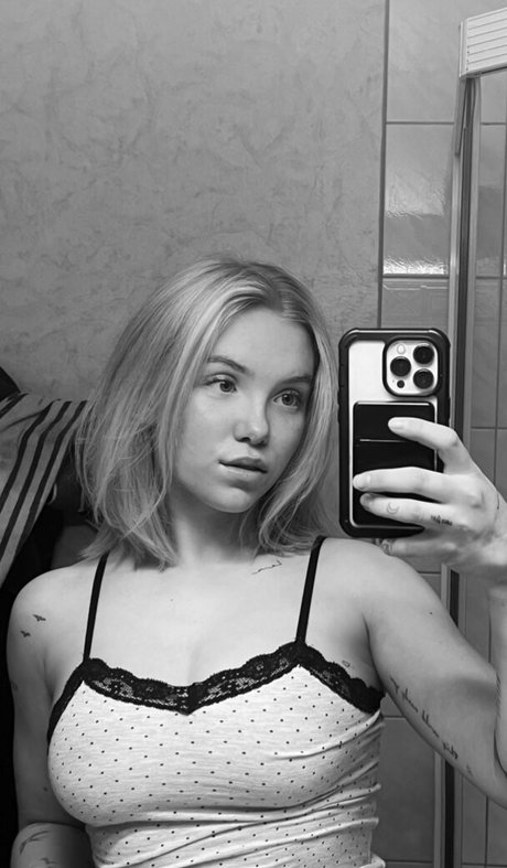 Erikalindgr3n modelo de alta calidad imagen