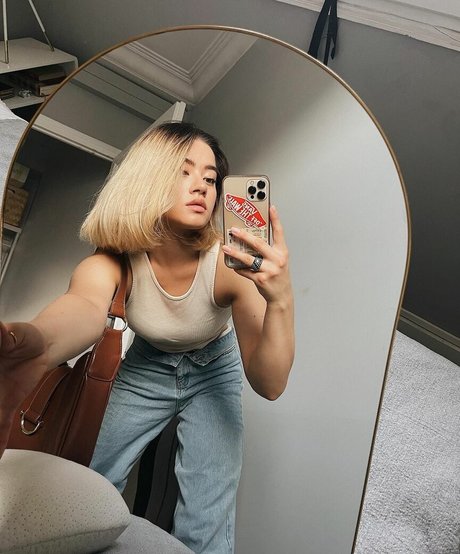 Anne Whisper modelo desnuda galería