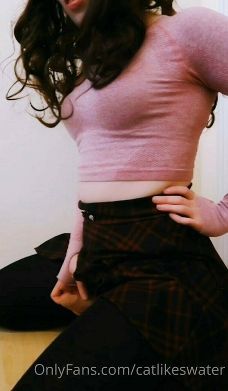 Cat Likes Water modelo exclusivo archivo