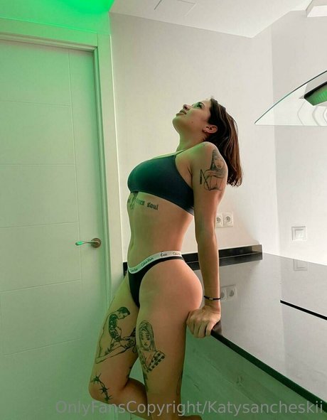 katysancheskii estrella desnuda galerías