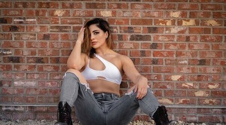 Raquel Rodriguez modelo desnuda galerías