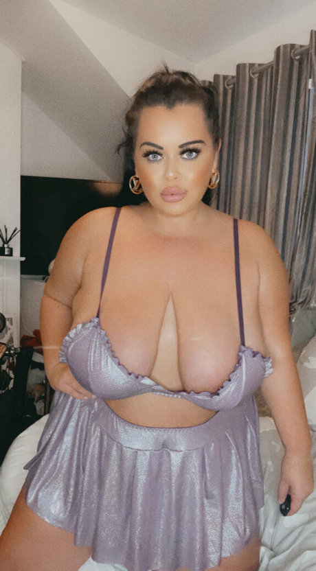 Curvykb actriz desnuda imagen