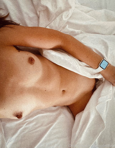 Elena Ptena modelo sexy foto