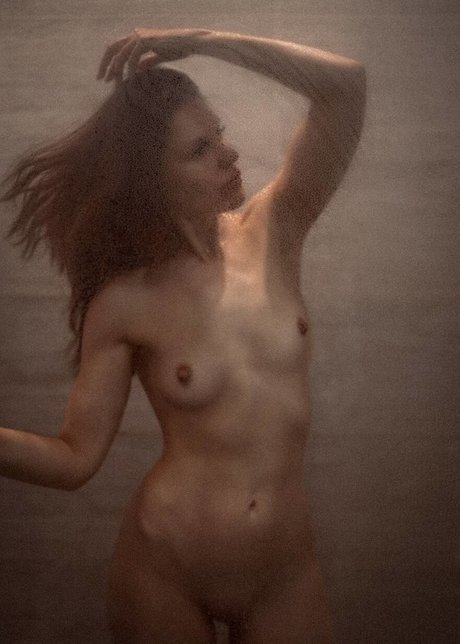 Elena Ptena modelo de arte galería