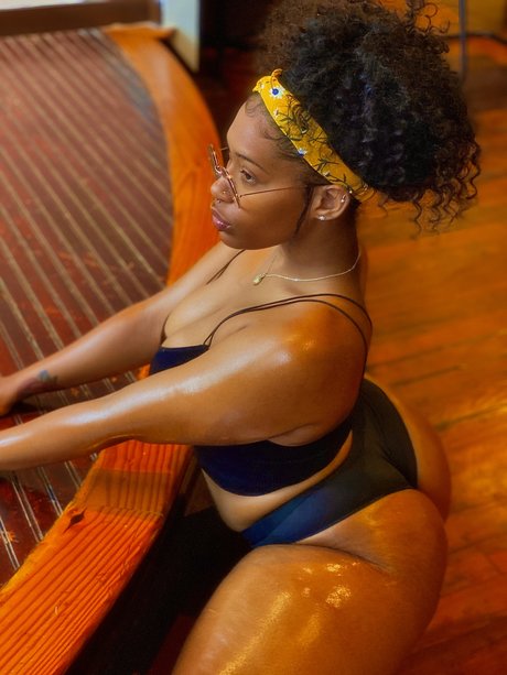 HunniRaez modelo desnuda imágenes