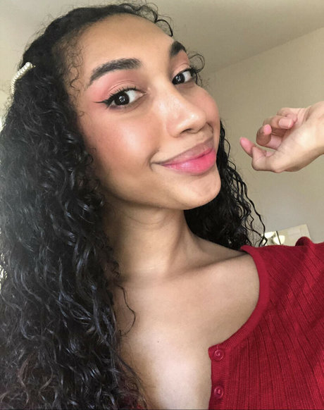 Alyssa Cova modelo agradable galerías