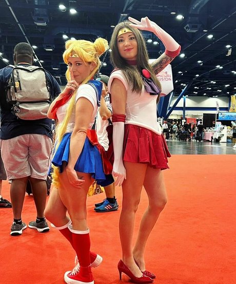 Melonie Mac modelo superior galería